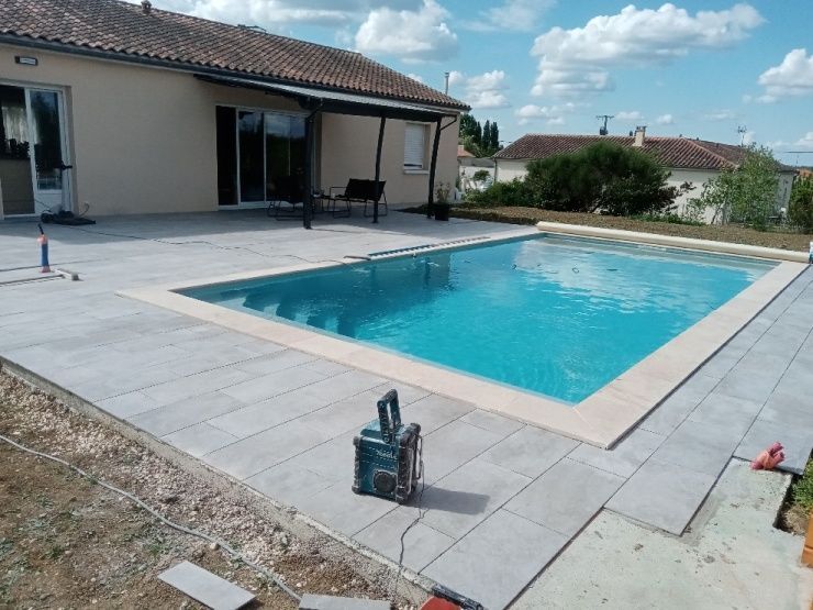 Terrasse carrelée et piscine réalisées par NG Carrelage à Vendeuvre